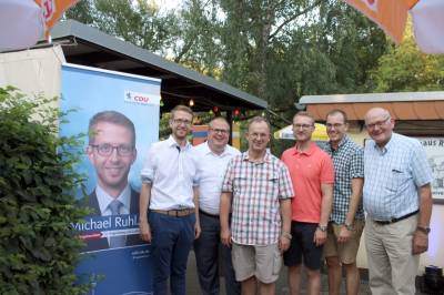 Einstimmung auf heißen Wahlkampf (von links): CDU-Landtagskandidat Michael Ruhl, Kreistagsfraktionschef Stephan Paule, Stadtverbandsvorsitzender Uwe Meyer, Kreisvorsitzender Dr. Jens Mischak, Fraktionsvorsitzender Felix Wohlfahrt und Landtagsabgeordneter Kurt Wiegel

 