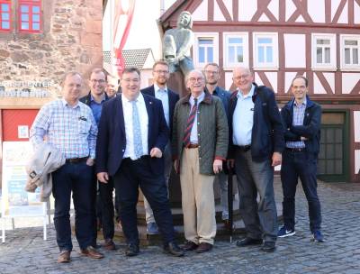 Auftakt zum politischen Stadtrundgang der Lauterbacher CDU mit Vorsitzendem Uwe Meyer, Hessens Europa-Staatssekretär Mark Weinmister und Lauterbachs Bürgermeister Rainer-Hans Vollmöller (von links, vorne) am Strumpfbrunnen