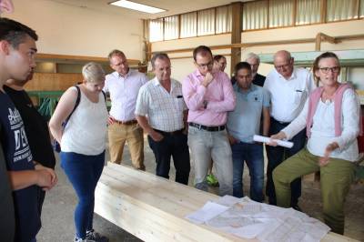 Beim Holzbau Schmidt in Maar wird von der Planung bis zur schlüsselfertigen Hauserstellung alles angeboten: Zimmermeisterin Katrin Schmidt-Wagner (rechts) hebt gegenüber den CDU-Besuchern die Bedeutung einer guten Planung hervor. 