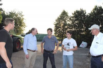 Landwirt Thomas Etling (Mitte) und Sohn Jonas (2.v.r.) beim CDU-Hofbesuch in Maar im Gespräch mit Lauterbachs Bürgermeister Rainer-Hans Vollmöller (2.v.l.)