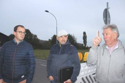 Ortsvorsteher Frank Caspar (Mitte) und sein Vorgänger Karl-Heinz Butzer (rechts) mahnen beim CDU-Besuch mit Fraktionsvorsitzendem Felix Wohlfahrt die Überprüfung der Schließung des Bahnhofes Wallenrod an