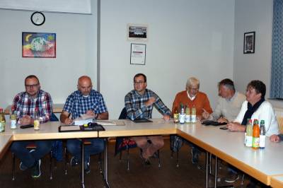 Diskutierten über Themen Wallenrods und über Anliegerbeiträge mit Bürgern und Ortsvorsteher Frank Caspar (2. von links): Die CDU-Magistratsmitglieder Patricia Hammerl-Schönhals, Lothar Pietsch und Erwin Nahrgang sowie Fraktionschef Felix Wohlfahrt und sein Stellvertreter Gunther Sachs (von rechts)