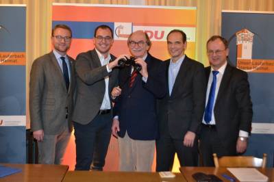 Weiter mit Weitblick: Ein Fernglas für Bürgermeister Rainer-Hans Vollmöller (Mitte) für die nächste Amtsperiode von CDU-Kreisvorsitzendem Dr. Jens Mischak, Fraktionschef Felix Wohlfahrt, Vize-Parteichef Arnim Ortmann und Stadtverbandsvorsitzendem Uwe Meyer (von links).