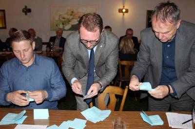 Die Stimmzähler Konrad Wiegel, Dr. Jens Mischak und Lothar Pietsch hatten einige geheime Wahlgänge auszuzählen.
