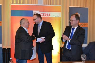Vorsitzender Uwe Meyer und sein Stellvertreter Gunther Sachs gratulieren dem neuen Ehrenvorsitzenden Michael Apel zur Wahl (von rechts).