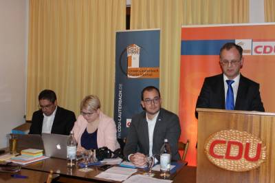 Schatzmeister Ismet Tosun, Schriftführerin Jennifer Gießler, Fraktionsvorsitzender Felix Wohlfahrt und Vorsitzender Uwe Meyer