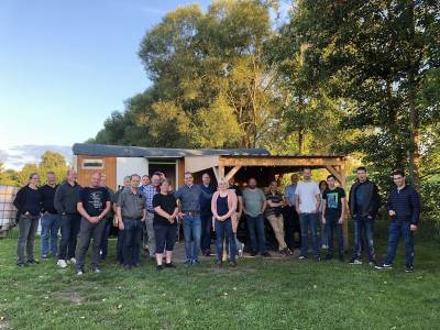 Gelungenes Beispiel für Engagement junger Menschen für das Dorfleben beim Besuch der Lauterbacher CDU: Der Bauwagen in Wernges wurde selbst attraktiv ausgebaut.