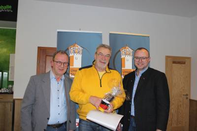 25 Jahre in der CDU-Lauterbach: Ehrung für Ulrich Förster durch Parteivorsitzenden Uwe Meyer (links) und Osthessens-CDU-Bezirksvizechef Gunther Sachs (rechts)