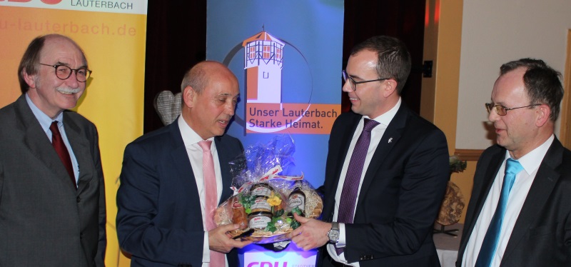 Lauterbacher Spezialitäten für den Gastredner des CDU-Neujahrsempfangs von Bürgermeister Vollmöller, CDU-Fraktionschef Felix Wohlfahrt und CDU-Vorsitzendem Uwe Meyer (v.l.): WIBank-Chef Gottfried Milde (2.v.l.) erläuterte die Förderungsmöglichkeiten Lauterbacher Spezialitäten für den Gastredner des CDU-Neujahrsempfangs von Bürgermeister Vollmöller, CDU-Fraktionschef Felix Wohlfahrt und CDU-Vorsitzendem Uwe Meyer (v.l.): WIBank-Chef Gottfried Milde (2.v.l.) erläuterte die Förderungsmöglichkeiten
