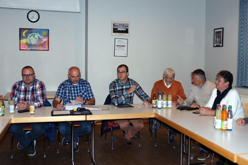 Diskutierten über Themen Wallenrods und über Anliegerbeiträge mit Bürgern und Ortsvorsteher Frank Caspar (2. von links): Die CDU-Magistratsmitglieder Patricia Hammerl-Schönhals, Lothar Pietsch und Erwin Nahrgang sowie Fraktionschef Felix Wohlfahrt und sei Diskutierten über Themen Wallenrods und über Anliegerbeiträge mit Bürgern und Ortsvorsteher Frank Caspar (2. von links): Die CDU-Magistratsmitglieder Patricia Hammerl-Schönhals, Lothar Pietsch und Erwin Nahrgang sowie Fraktionschef Felix Wohlfahrt und sei