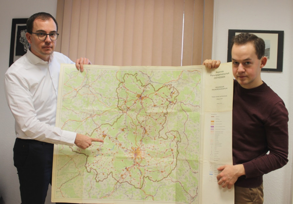 Weiteres Hindernis überwunden: Die Ortsumfahrung Lauterbach/Wartenberg wurde schon mindestens 1974 geplant, wie Felix Wohlfahrt (links) und Lukas Kaufmann (beide CDU) anhand eines damaligen Raumordnungsplanes erläutern Weiteres Hindernis überwunden: Die Ortsumfahrung Lauterbach/Wartenberg wurde schon mindestens 1974 geplant, wie Felix Wohlfahrt (links) und Lukas Kaufmann (beide CDU) anhand eines damaligen Raumordnungsplanes erläutern