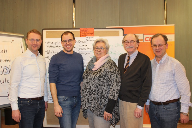 Die Lauterbacher CDU blickt mit Kreisvorsitzendem Dr. Jens Mischak, Fraktionschef Felix Wohlfahrt, Stadtverordnetenvorsteherin Marlene Aschenbach, Bürgermeister Rainer-Hans Vollmöller und Parteivorsitzendem Uwe Meyer zuversichtlich in die Wahlen Die Lauterbacher CDU blickt mit Kreisvorsitzendem Dr. Jens Mischak, Fraktionschef Felix Wohlfahrt, Stadtverordnetenvorsteherin Marlene Aschenbach, Bürgermeister Rainer-Hans Vollmöller und Parteivorsitzendem Uwe Meyer zuversichtlich in die Wahlen