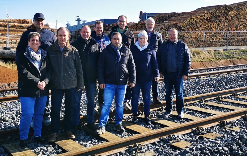 Die CDU-Fraktion Lauterbach informierte sich in Wallenrod bei der Baustelle für den Gleisanschluss zum Großsägewerk an der Vogelsbergbahn