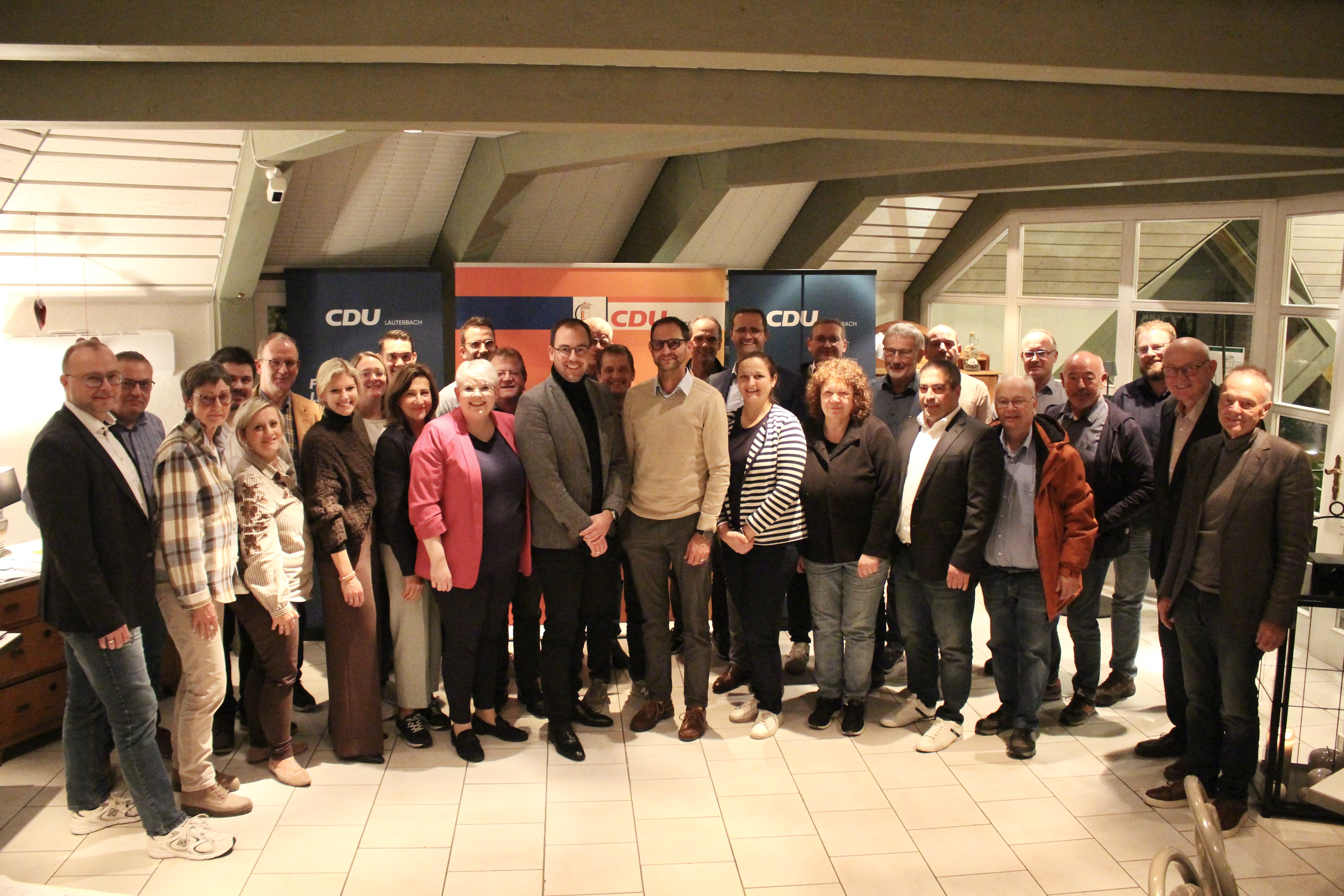 Die Kandidatinnen und Kandidaten der Lauterbacher CDU fr die Kommunalwahl mit Spitzenkandidat Felix Wohlfahrt und Brgermeisterkandidat Holger Marx in der Mitte. (Bild: Nies)